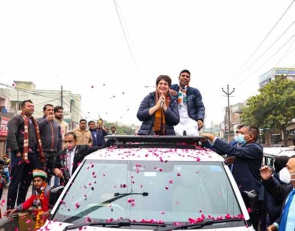 यूपी चुनाव : प्रचार के दौरान अखिलेश यादव, जयंत चौधरी, प्रियंका गांधी की हुई मुलाकात